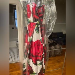 Worn once to a wedding.  Long flowing grown.  I’m 511 and the dress fits long.